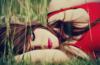 Девушка лежит на траве: оригинал
