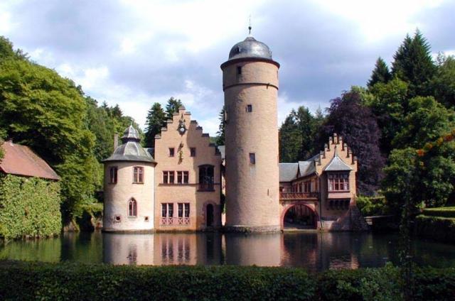 Замок у озера, замок