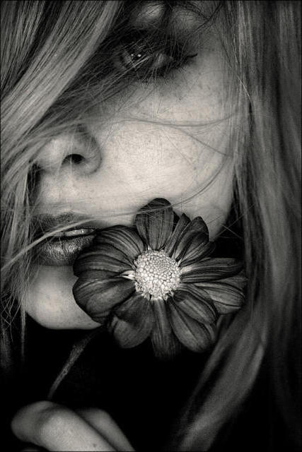 Девушка с цветком, черно-белая
